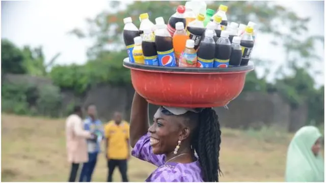 obinrin kan to n kiri nkan mimu