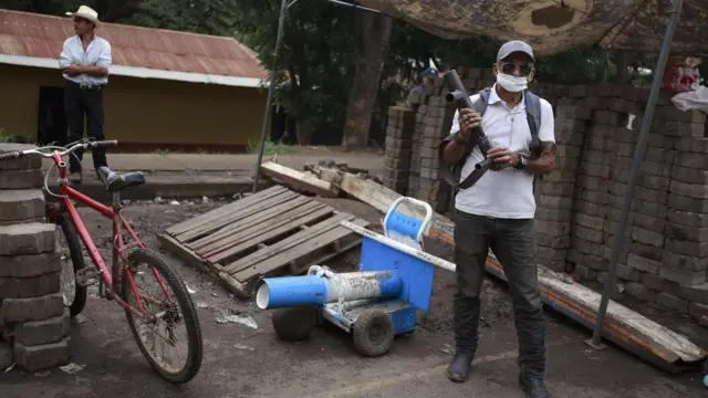 Campesinos custodian el tranque de La Trinidad.