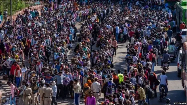 घरी परत जाण्यासाठी एकच झुंबड उडाली