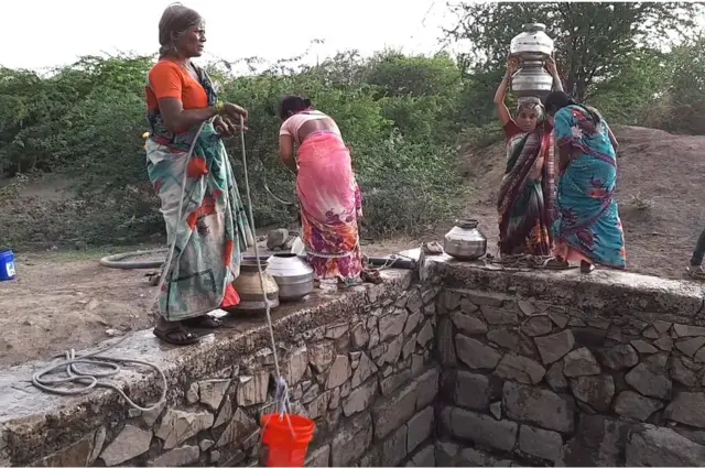 लिंबगावातील याच सार्वजनिक विहिरीवरून महिला पाणी भरतात.