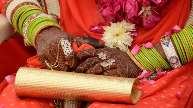 परंपराओं को निभाने वाली लड़की