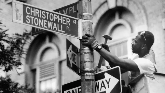 به منظور بزرگداشت شورش‎ها، نام یکی از خیابان‎های نزدیک استون‎وال تغییر داده شد.