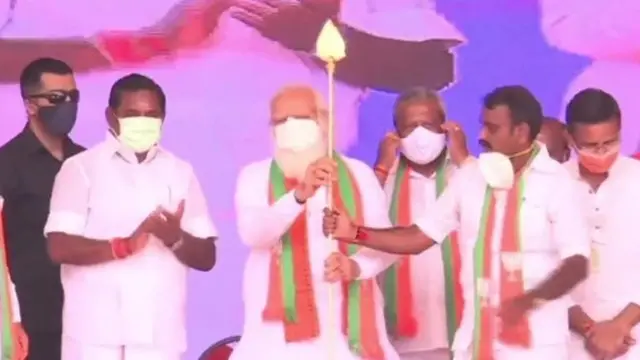 நரேந்திர மோதி தாராபுரம் வந்தார்: எடப்பாடி பழனிசாமி, ஓ.பன்னீர்செல்வத்துடன் ஒரே மேடையில் பிரசாரம்