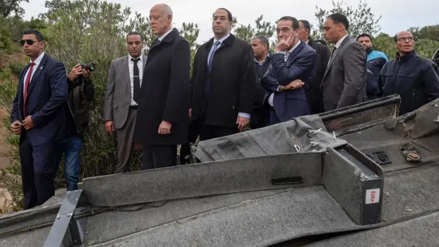 الرئيس التونسي يتفقد موقع حادث انقلاب الحافلة