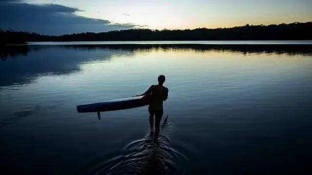 လေ့ကျင့်ခန်းဆင်းဖို့ ကန်ထဲဆင်းနေတဲ့ ဂျို