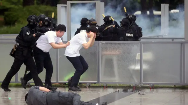 을지훈련 첫날인 21일 오후 서울 여의도 국회 본청앞에서 경찰특공대가 테러진압 예행연습을 하고 있다