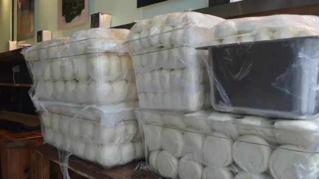 Cajas de bollos chinos crudos.