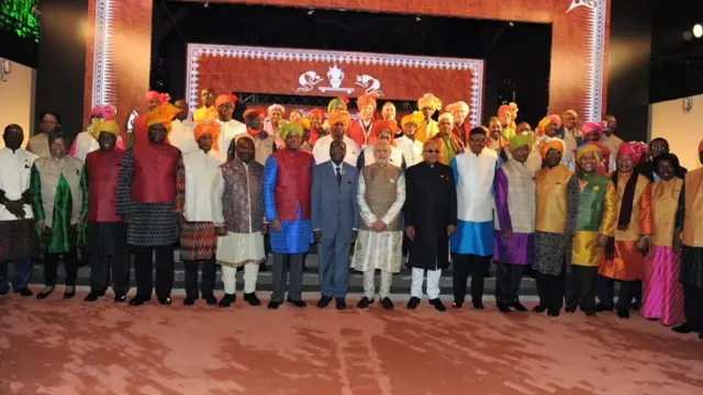 ઇન્ડિયા આફ્રિકા સમિટ 2015માં ભારત સહિત 55 દેશના વડાનો ભારતીય પરિધાનમાં ડિનર વખતે લેવાયેલો ફેમિલી ફોટો