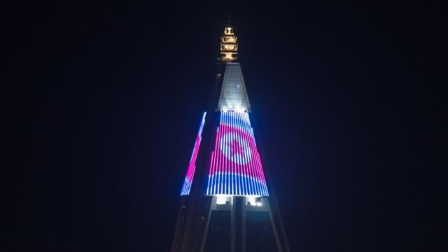 构成了朝鲜国旗的灯光秀。
