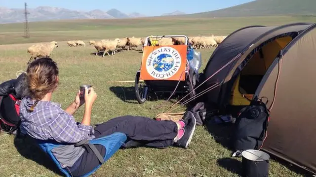 క్యాంపింగ్‌కు అవసరమైన పరికరాలు, డిహైడ్రేటెడ్ ఆహారం, మిలటరీ గ్రేడ్ వాటర్ ఫిల్టర్, నాలుగు కాలాలకు అవసరమైన దుస్తులను ఏంజెలా మ్యాక్స్‌వెల్ తన కార్ట్‌లో ప్యాక్ చేసుకున్నారు