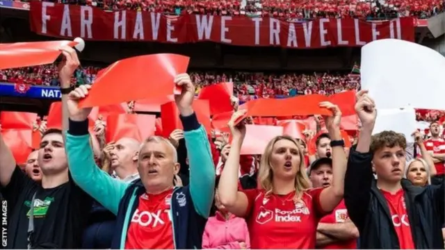 Wembley'deki play-off maçı öncesinde asılan dövizlerin birinde "ne çok gezdik", diğerinde ise "ne çok gördük" yazılıydı.