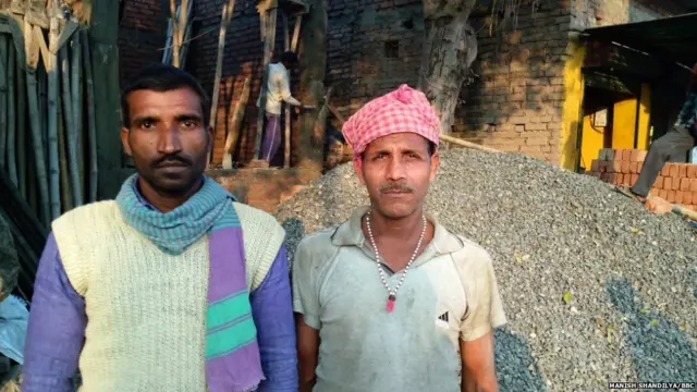 बालू ढोने वाले मजदूर