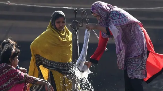 خواتین کپڑے دھو رہی ہیں