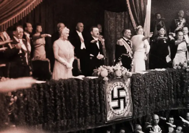 El almirante von Horthy, el regente húngaro, y su esposa en la Ópera de Berlín en una función de "Lohengrin" de Richard Wagner con Adolf Hitler el 25 de agosto de 1938 en Berlín, Alemania.
