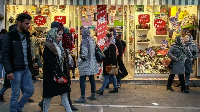 بعضی از فعالان اقتصادی، کاهش ارزش پول ملی در سال اخیر را دلیل اصلی پایین آمدن قدرت خرید مردم میدانند