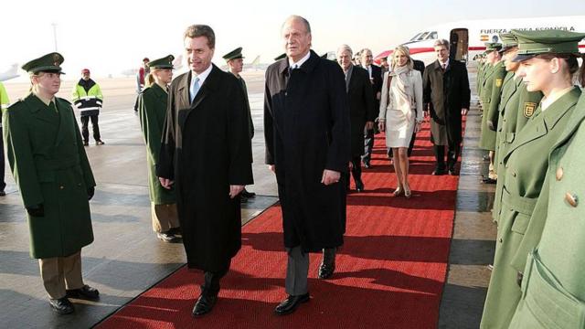 Juan Carlos walks in front of Corinna zu Sayn-Wittgenstein on a visit to Germany in 2006