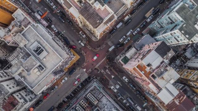 Vista aérea de cidade, com quarteirões e ruas