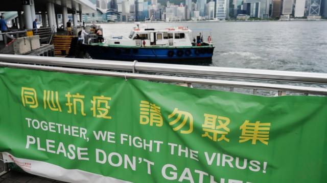 香港政府早前推出多项措施，防止新冠肺炎在当地进一步扩散，包括禁止两个人以上的聚集。