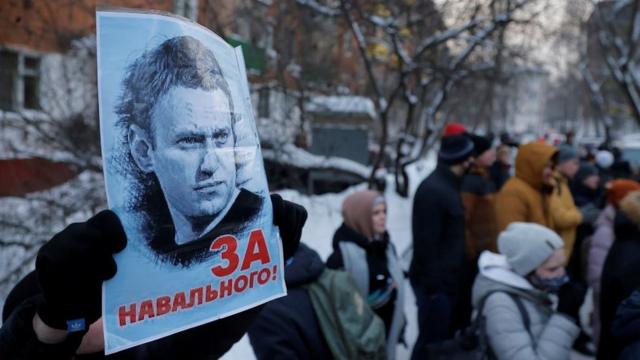 Люди с плакатом в поддержку Навального