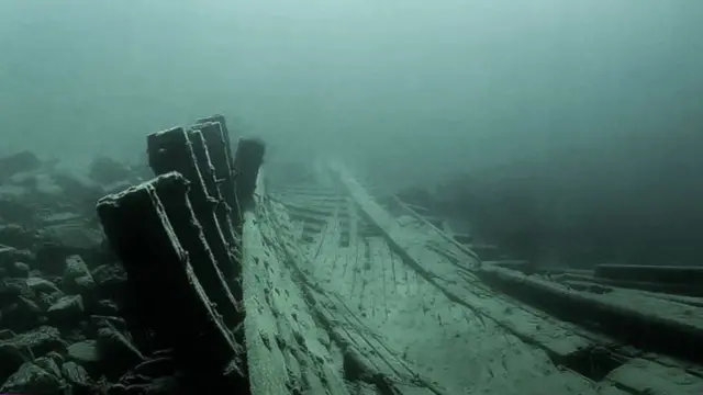 حطام قارب غارق