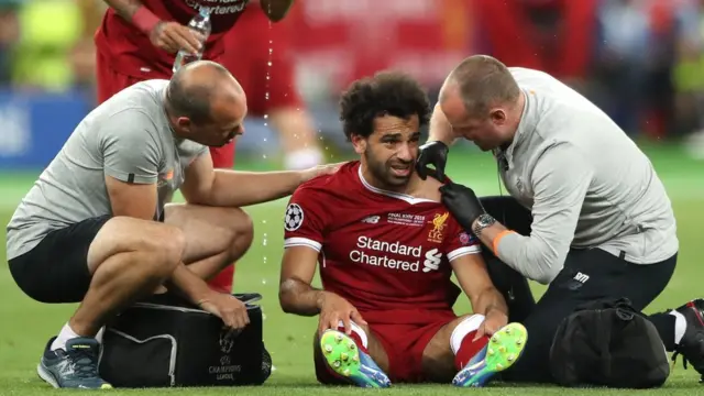 محمد صلاح يتلقى العلاج