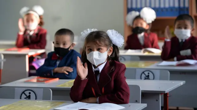 Кыргызстанда 1-класстарга гана мектепке келүүгө уруксат берилет. Башка класстар мурдагыдай эле аралыктан окуйт