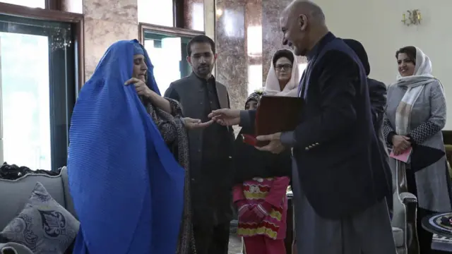 افغان صدر شربت گُلہ کو ایل فلیٹ کی چابی پیش کرتے ہوئے