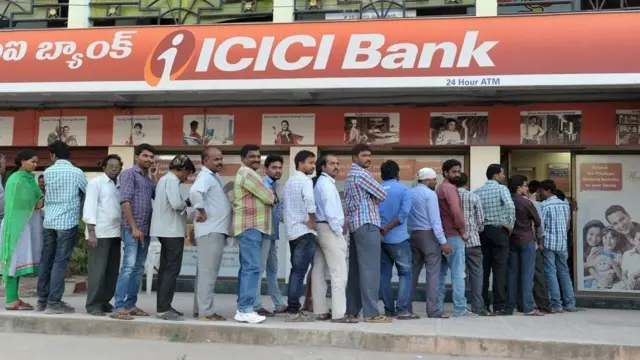 बैंक के बाहर लंबी कतार