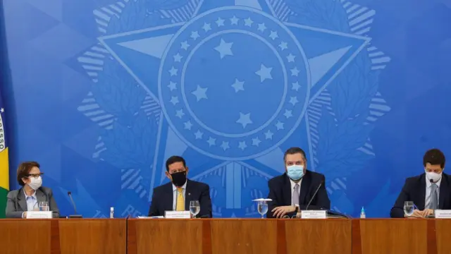 Tereza Cristina, Hamilton Mourão, Ernesto Araújo e Ricardo Salles diante de mesa durante coletiva de imprensa