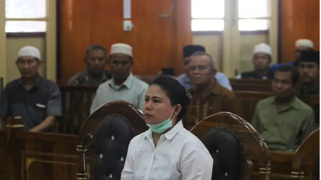 Terdakwa kasus penistaan agama, Meliana mengikuti sidang dengan agenda pembacaan putusan, di Pengadilan Negeri Medan, Sumatera Utara, Selasa (21/8).