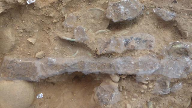 Археологи нашли меч в ножнах