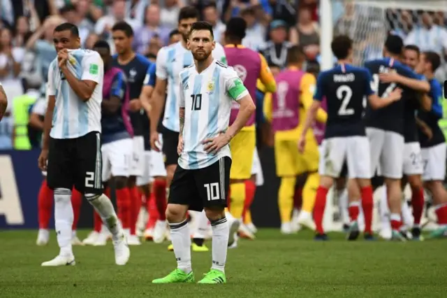 Umugwi wa Argentine ufise bamwe mu bakinyi bakomeye kw'isi, Lionel Messi na Diego Maradona yari ku kibuga ca Kazan, umwe akina uwundi amurorera, wasezeye ihiganwa.