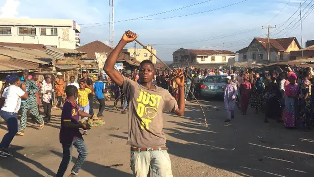 Ọmọdekunrin kan to mu atori lọwọ