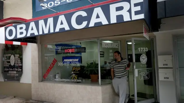 Мужчина выходит из дверей страхового агентства