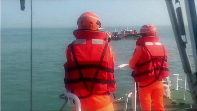 台湾海巡署营救非法越界落水的中国渔民