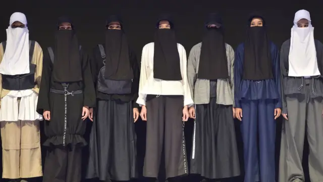 ماډلو ښځو په بېلابېلو رنګونو کې جامې او نقابونه وړاندې کړي