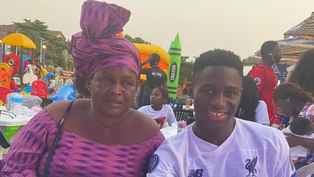 Augustus Kargbo avec sa mère Fatmata Kanu