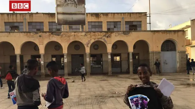 ኣብ ጎዶና ሓርነት ኣስመራ ዝርክብ መሸጢ ዓሳ ማርካቶ 19/07/2018 ኣስመራ