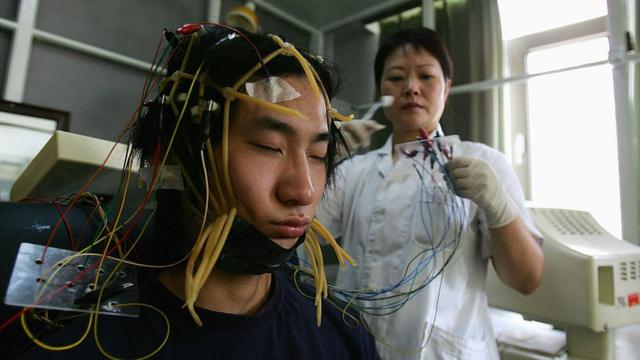 一部の施設では入所者の脳波を計測して治療に役立てようとしている。写真は北京の施設