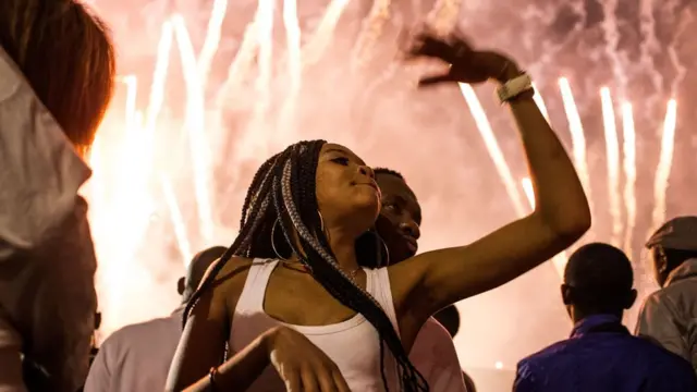 South African woman dey dance