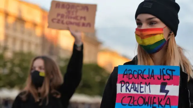 "Kürtaj insan hakkıdır" yazılı pankart tutan bir gösterici