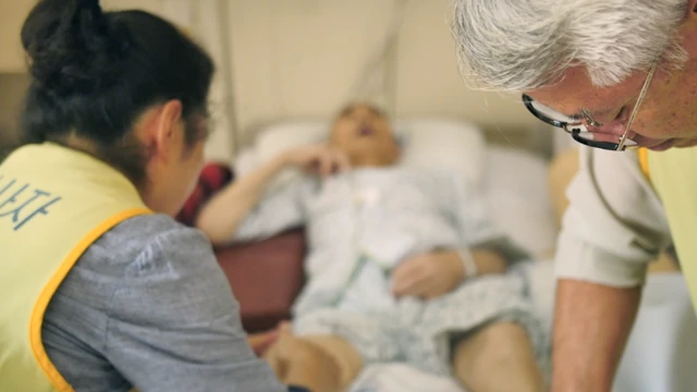 국림암세터 호스피스 병동 자원봉사자들이 환자에게 마사지를 해 주고 있다.