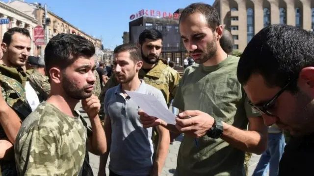 Seferberlik ilan edilen Ermenistan'da orduya katılmak için gönüllü olanlar Erivan'da toplanıyor