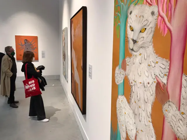 La exposición de obras de Vicuña en Venecia. La obra a la derecha se llama Leoparda de ojitos y es de 1976.