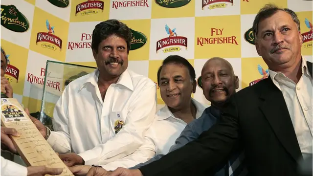 1883ના વર્લ્ડકપની વિજેતા ટીમના સભ્યો સાથે રોજર બિન્ની (જમણે)