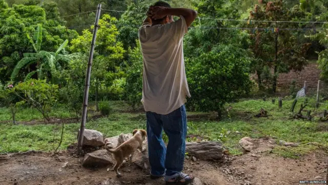 ਰਿਕਾਰਡੋ ਦੇ ਪਿਤਾ ਆਪਣੇ ਖੇਤਾਂ ਕੋਲ ਖੜ੍ਹੇ