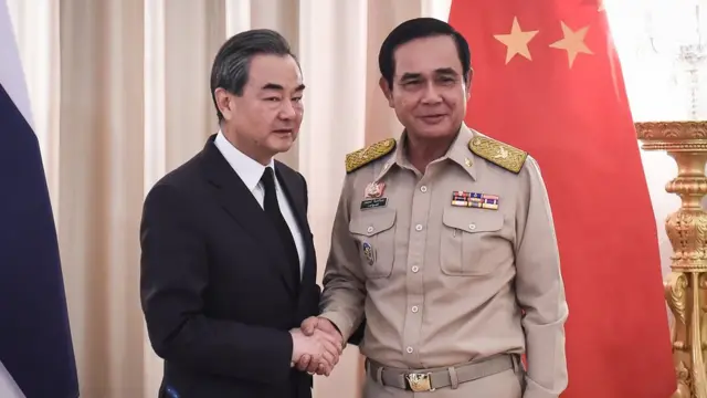 Tướng Prayuth (phải) bắt tay Ngoại trưởng TQ, ông Vương Nghị
