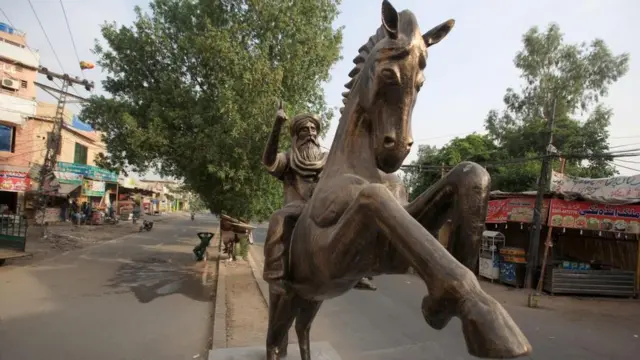 পাকিস্তানে লাহোরের রাস্তায় এরটুগ্রুল গাজীর মূর্তি