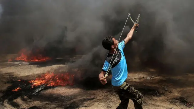 बेचकीने इस्रायली सैनिकांवर दगड मारणारा पॅलेस्टिनी तरुण.