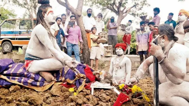 'தாயின் உடல் மீது அமர்ந்து வினோத பூஜை நடத்திய அகோரி'